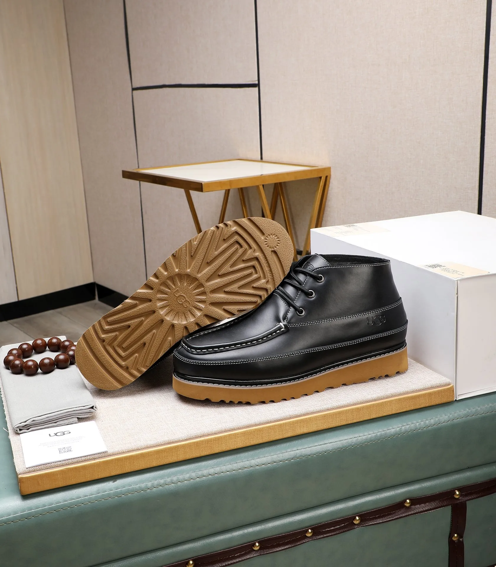 Men's shoes 💰600 (full genuine wool lining, 10% off for fake ones) Please note the quality of the original item and compare the thickness of the wool 🏮🏮 Popular UGG from Australia's warm luxury brand men's shoes, the official website is synchronized, Beckham men's style..., made of imported top-layer waxed cowhide, waxed toe cap, Australian real wool velvet lining Carefully sewn...Imported rubber Martin boots outsole (comfortable, soft, wear-resistant) The quality is really great...Exquisite workmanship, you can't put it down at first sight, size 38-44 (customized in 45)